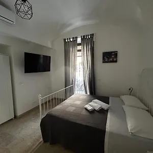 G House 100 , Catania Italia