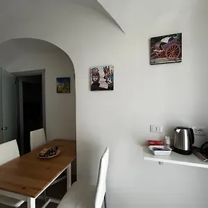 G House 100 , Aeroporto di Catania Fontana Rossa Italia